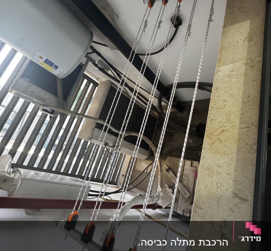 מתקן כביסה עם חבלים ותלייה על קיר חיצוני